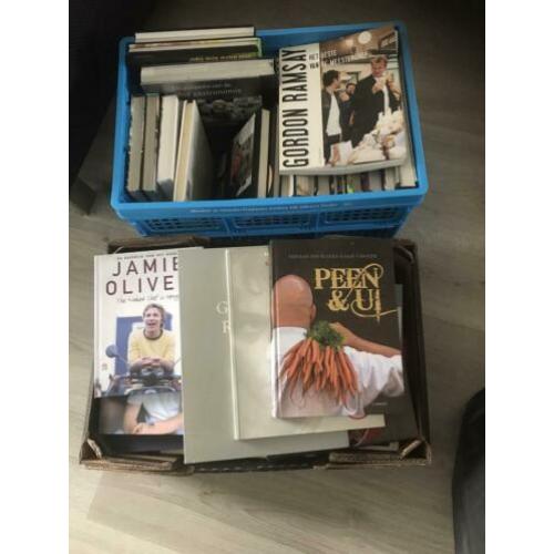 2 kratten vol met kookboeken