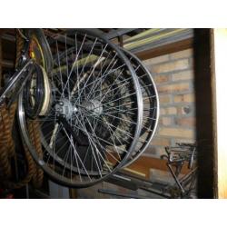 Fietswielen groot en klein, sturen, dragers, voorvorken, enz