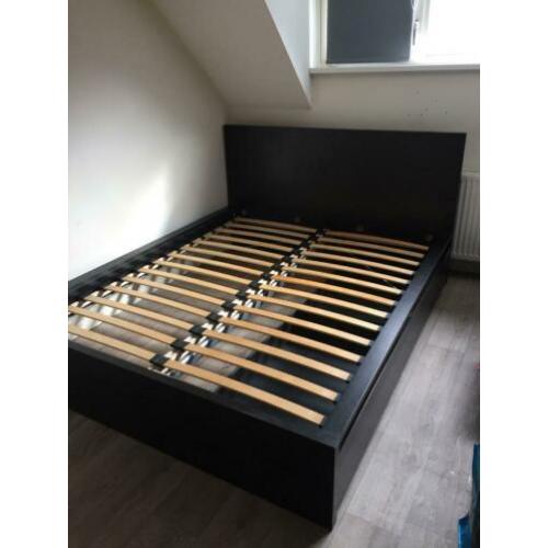 Bed met twee lattenbodems en ladens