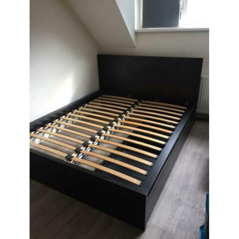 Bed met twee lattenbodems en ladens