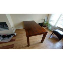 Eettafel met zes leren stoelen