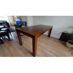 Eettafel met zes leren stoelen
