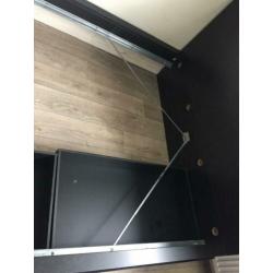 Bed met twee lattenbodems en ladens