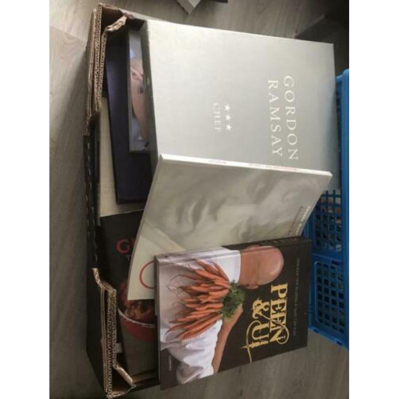 2 kratten vol met kookboeken