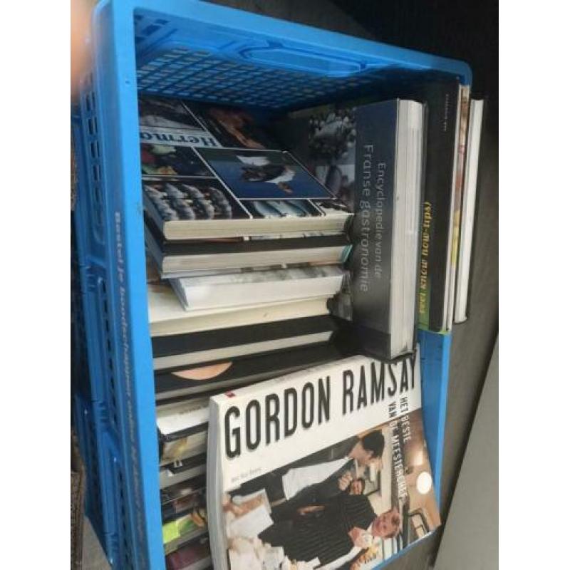 2 kratten vol met kookboeken