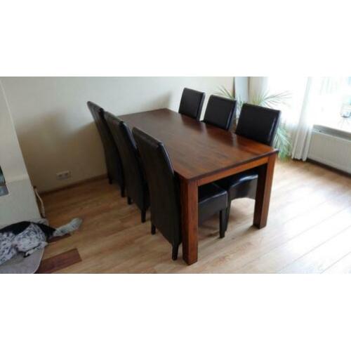 Eettafel met zes leren stoelen