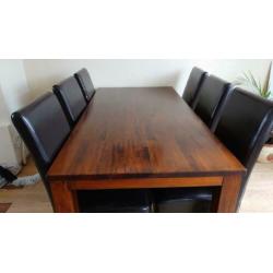 Eettafel met zes leren stoelen
