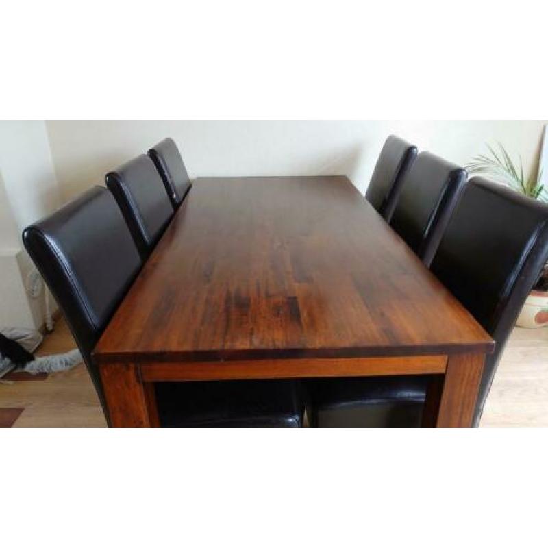 Eettafel met zes leren stoelen