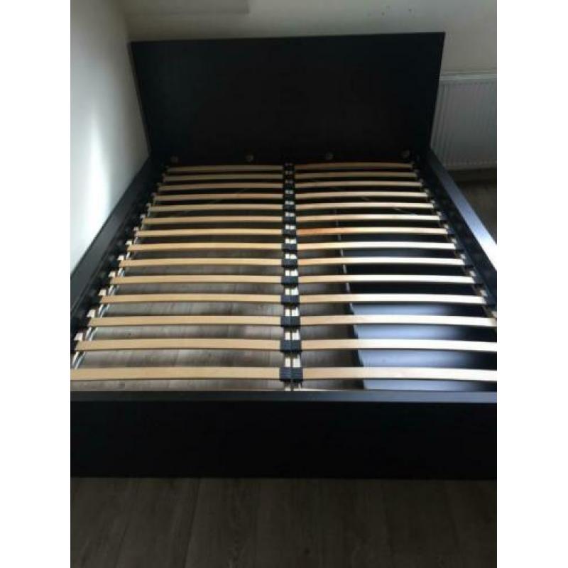 Bed met twee lattenbodems en ladens