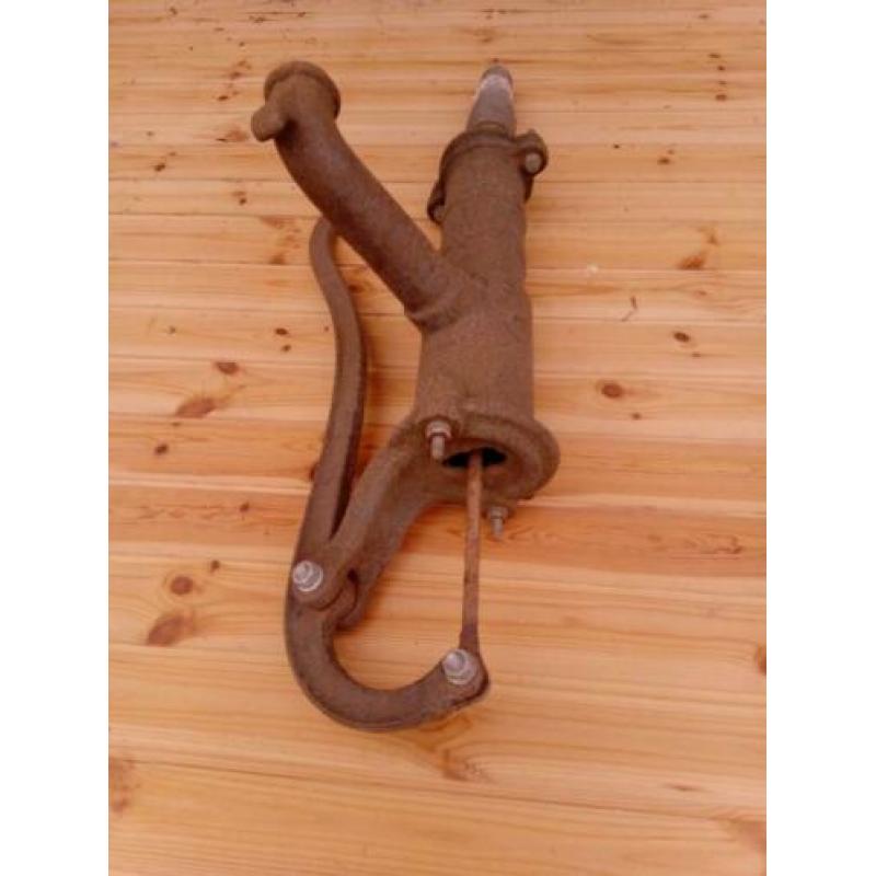 Antieke gietijzeren waterpomp.
