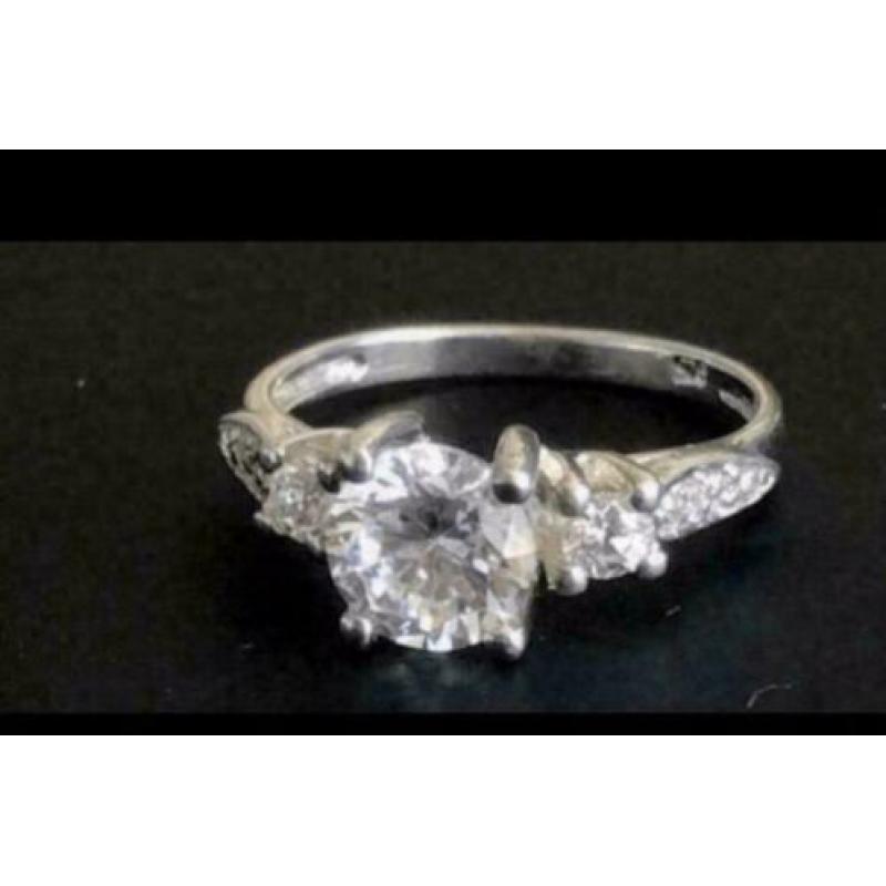 Zilveren ring met 11 Zirkonia’s