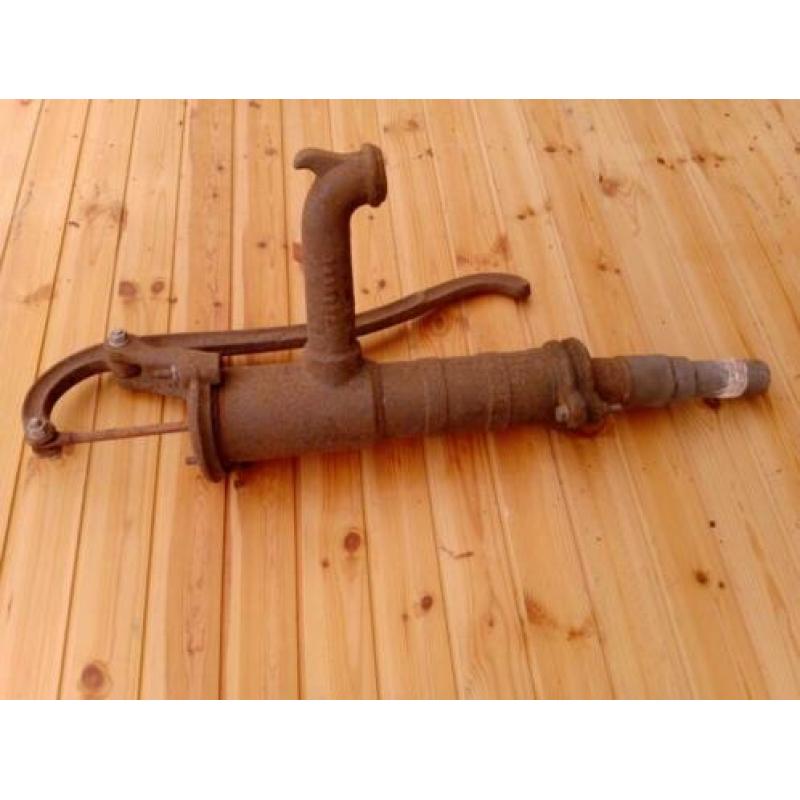 Antieke gietijzeren waterpomp.