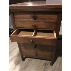 Klassiek houten bureau L x B x H . 105 x 59 x 65