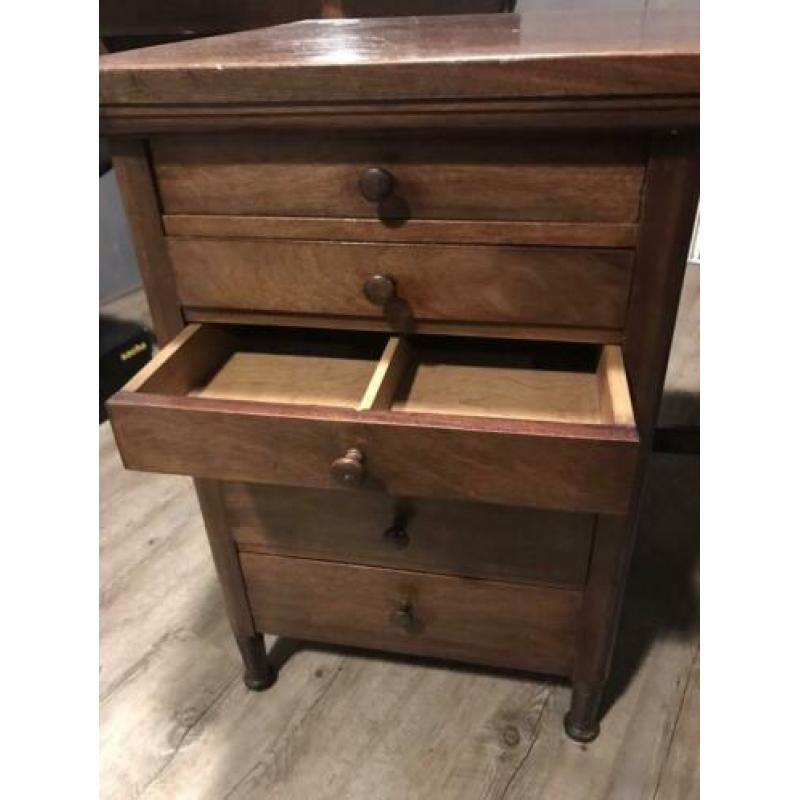 Klassiek houten bureau L x B x H . 105 x 59 x 65