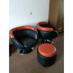 Twee draaistoelen met poef