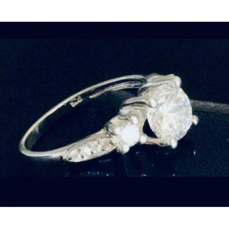 Zilveren ring met 11 Zirkonia’s