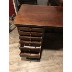 Klassiek houten bureau L x B x H . 105 x 59 x 65
