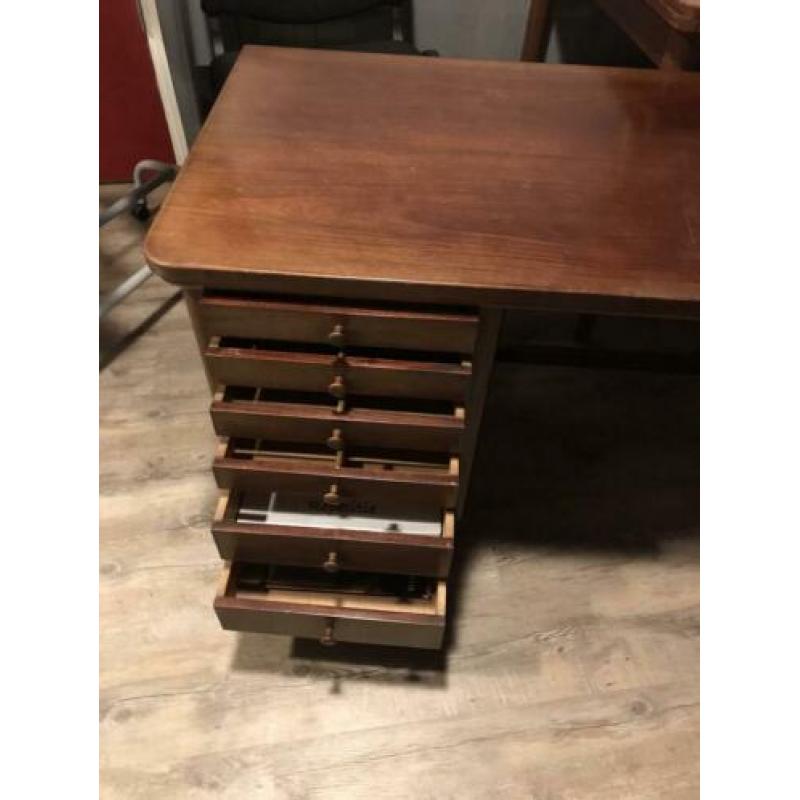 Klassiek houten bureau L x B x H . 105 x 59 x 65