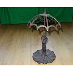 Paraplustandaard staand damesfiguur met paraplu.
