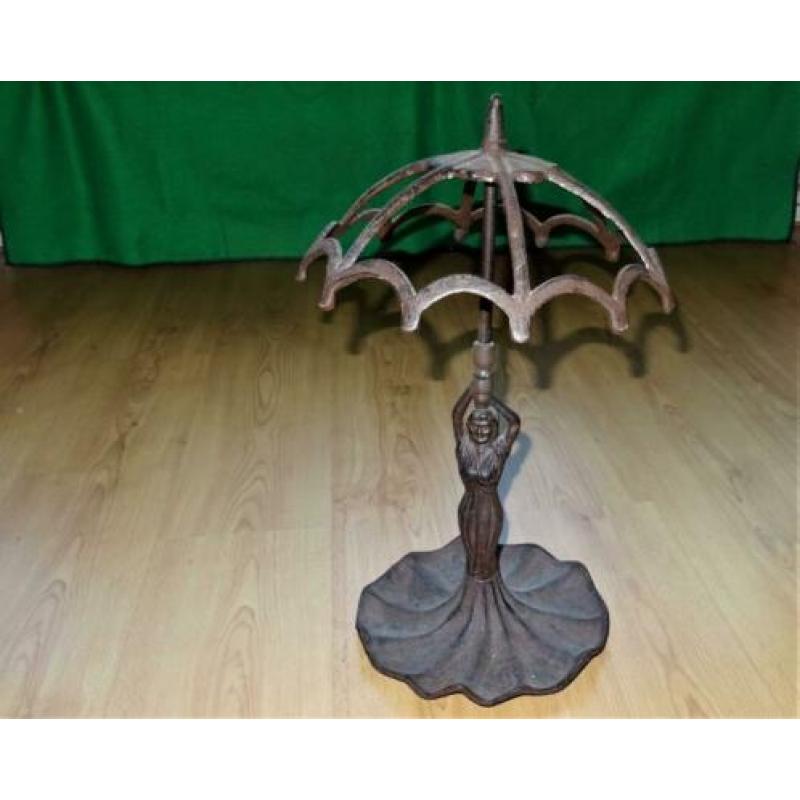 Paraplustandaard staand damesfiguur met paraplu.