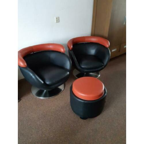 Twee draaistoelen met poef