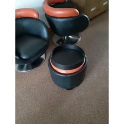 Twee draaistoelen met poef