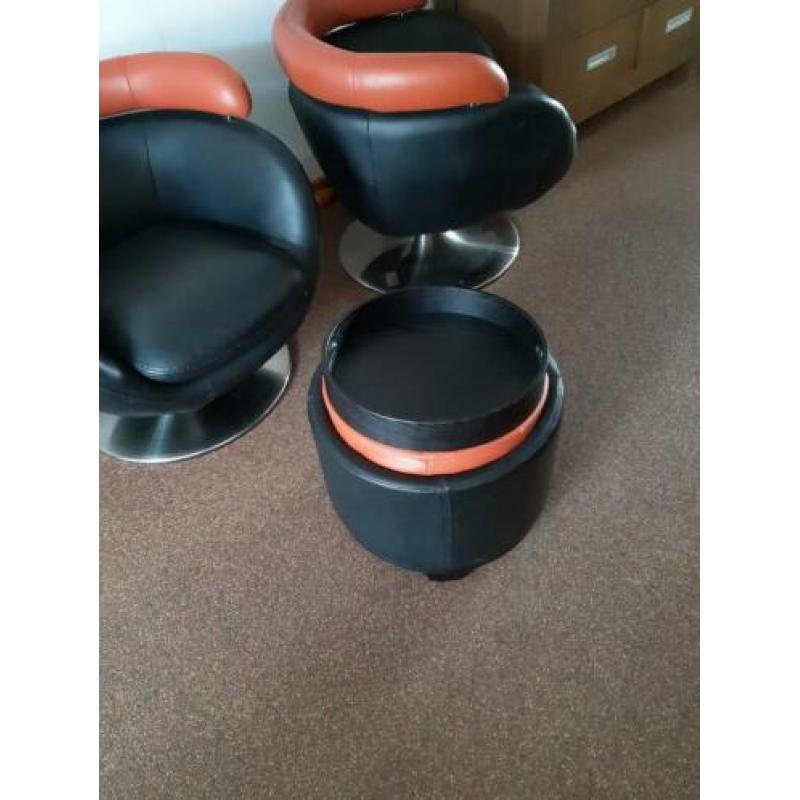 Twee draaistoelen met poef
