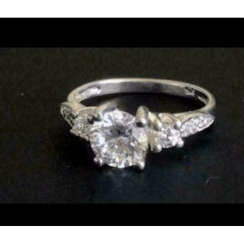 Zilveren ring met 11 Zirkonia’s