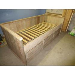 mooi kajuitbed /bedbank van gebruikt steigerhout