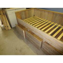 mooi kajuitbed /bedbank van gebruikt steigerhout