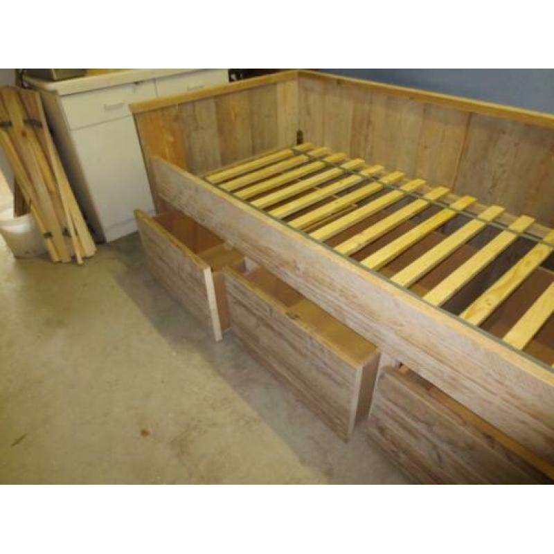 mooi kajuitbed /bedbank van gebruikt steigerhout
