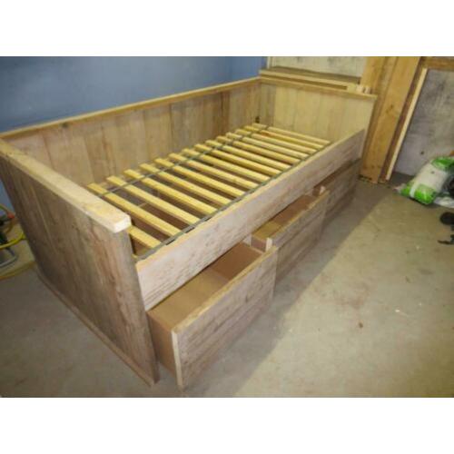 mooi kajuitbed /bedbank van gebruikt steigerhout