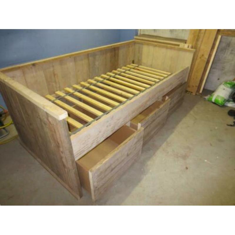 mooi kajuitbed /bedbank van gebruikt steigerhout