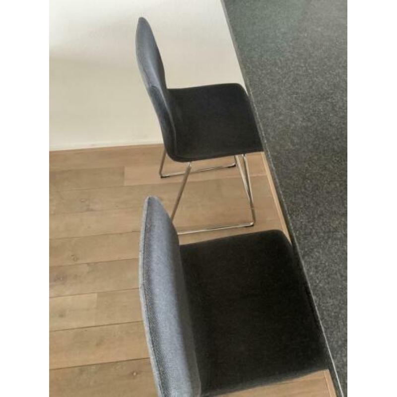 2 grijs gestoffeerde (bar) krukken
