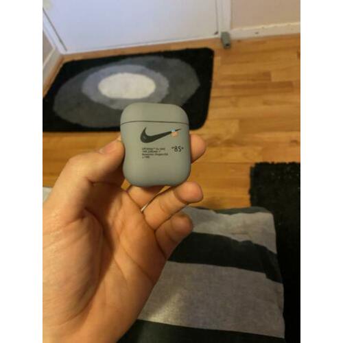 Airpods case off white