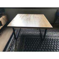 Salontafel met metalen poten