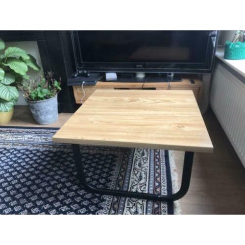 Salontafel met metalen poten