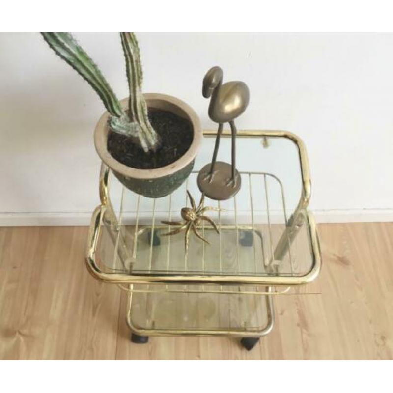 Goudkleurige vintage bijzet tafel op wielen. Retro trolley