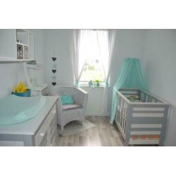 Babykamer ledikant matras bodem kledingkast commode lamp