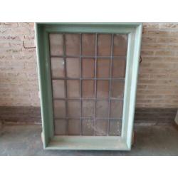 gebruikte kozijnen met glas in lood. 5 stuks van 84x114 cm