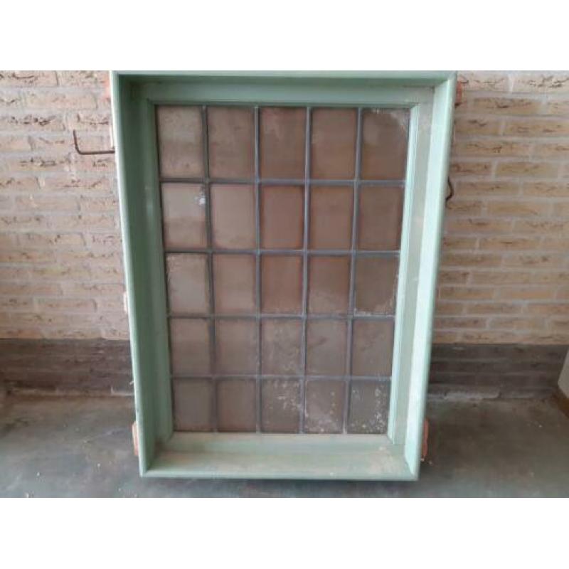 gebruikte kozijnen met glas in lood. 5 stuks van 84x114 cm
