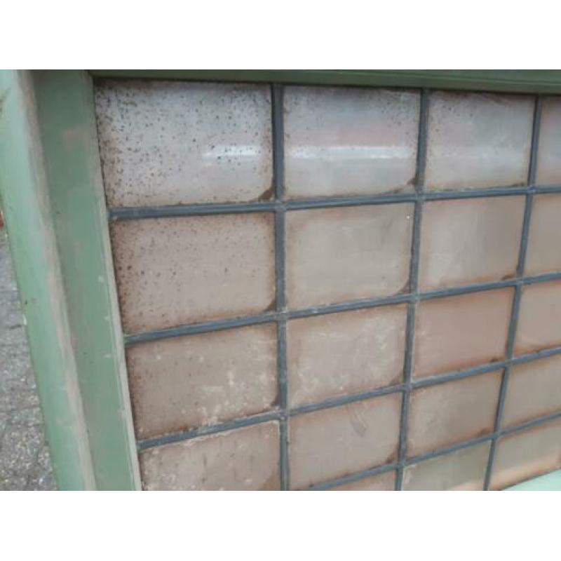 gebruikte kozijnen met glas in lood. 5 stuks van 84x114 cm