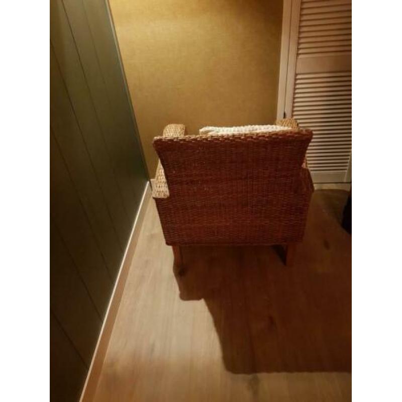Leuke fauteuil van riet. Zeer stevig.