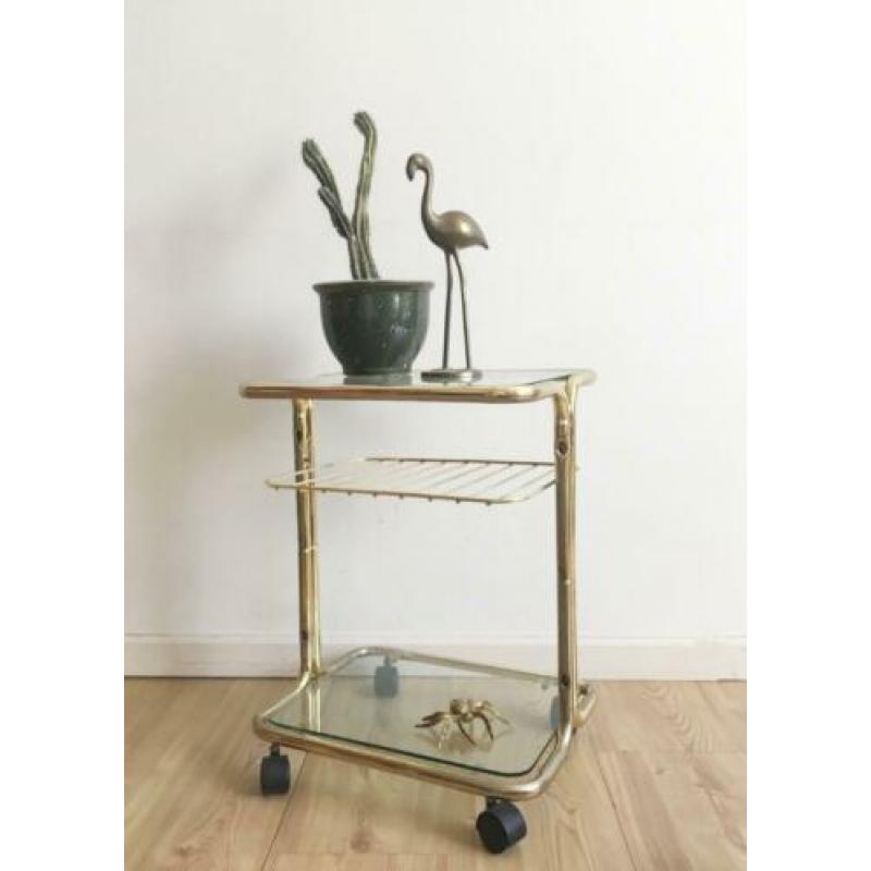 Goudkleurige vintage bijzet tafel op wielen. Retro trolley