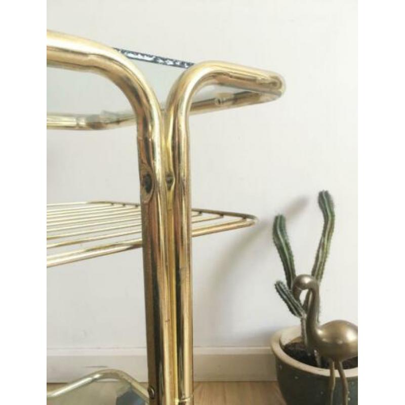 Goudkleurige vintage bijzet tafel op wielen. Retro trolley