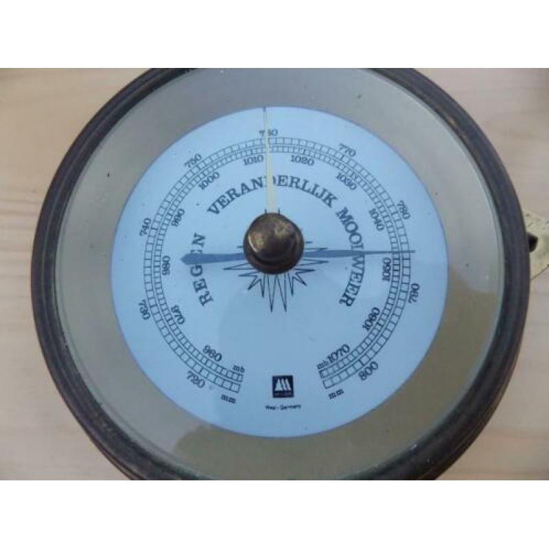 Huger barometer opbouw model messing met boekje 14 cm doorsn