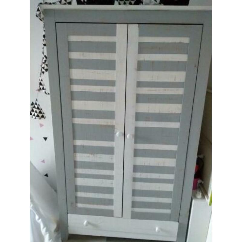 Babykamer ledikant matras bodem kledingkast commode lamp