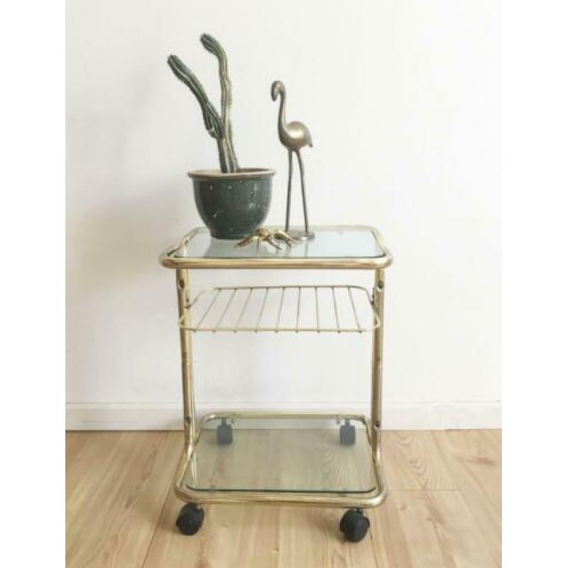 Goudkleurige vintage bijzet tafel op wielen. Retro trolley