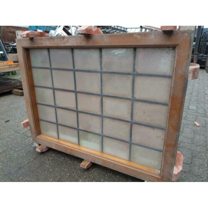 gebruikte kozijnen met glas in lood. 5 stuks van 84x114 cm