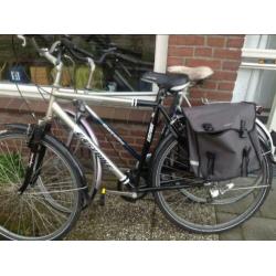 2 heren fietsen
